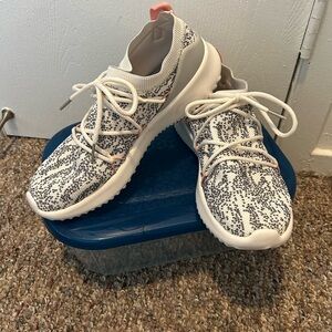 Adidas women’s ultimamotion F34533 new without box size 9.5